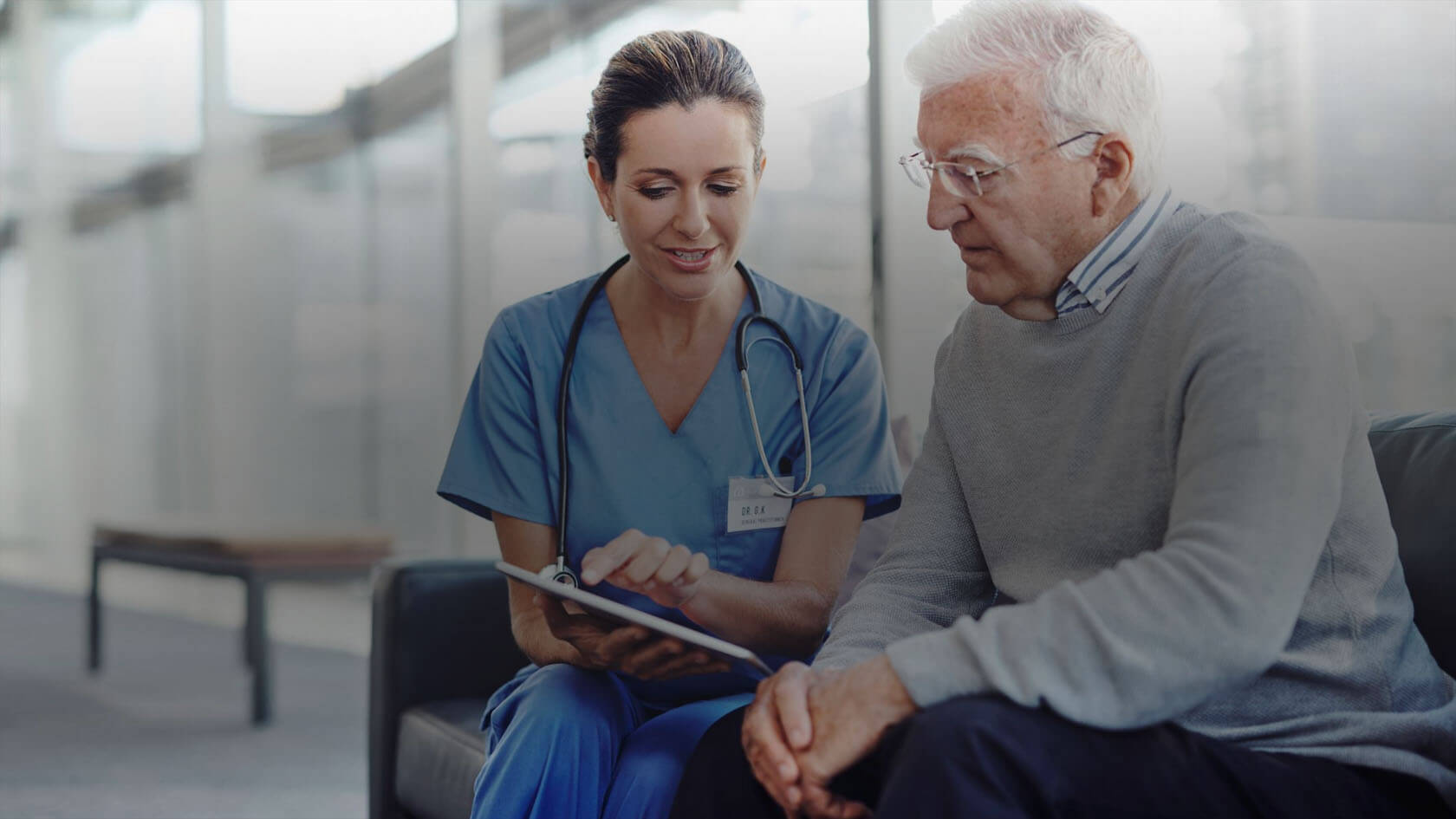 The nurse explains to a patient how the hospital's patient belongings management works and how his valuables will be kept safe while he is in the hospital